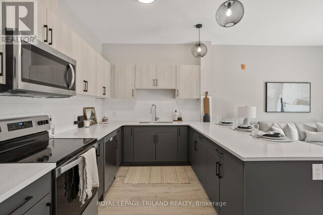 Photo - 33318 Richmond St