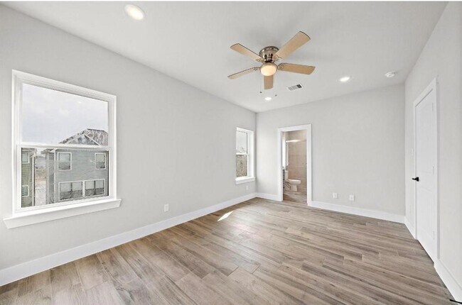 Photo - 230 W 28th St