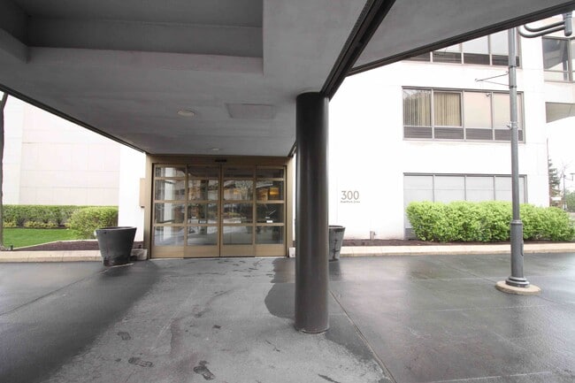 Building Photo - 1001 W Jefferson Ave Unit 29D