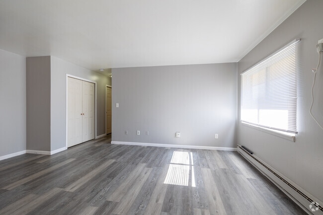 1BR, 1BA - 670SF - Living Room - Hubbard Oaks Apartments