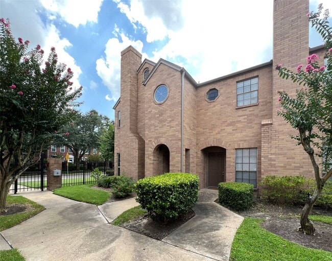 Building Photo - 3300 Bellefontaine Unit 2