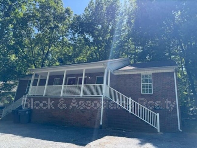 Building Photo - 746 Breeze Hill Rd