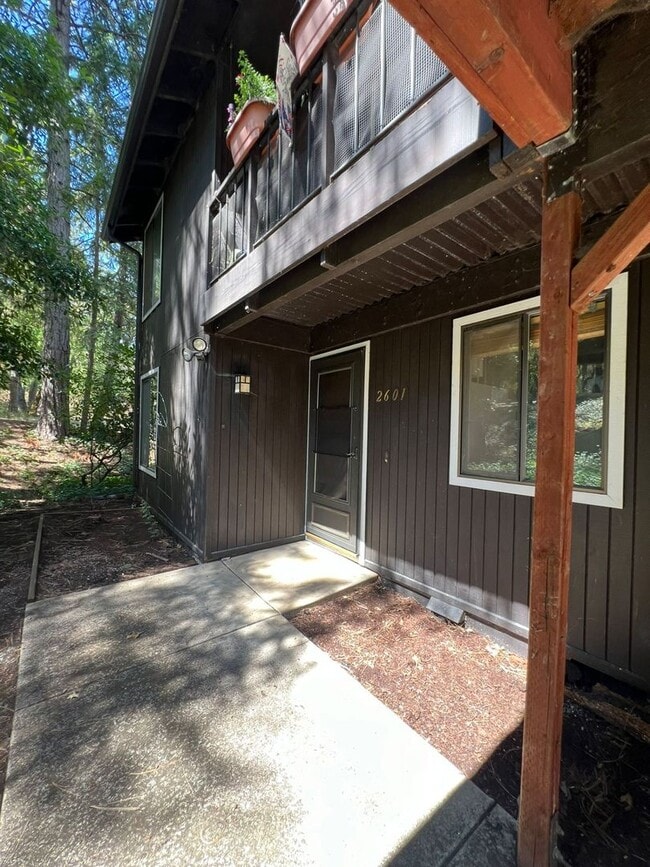 Building Photo - 2BD/1BA Condo located in the desirable Chu...