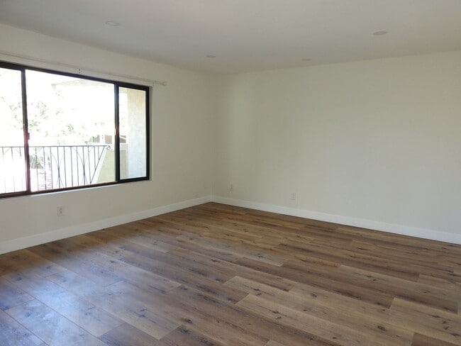 Building Photo - Lovely 2 bed 2bath with Stunning Views Unit 49