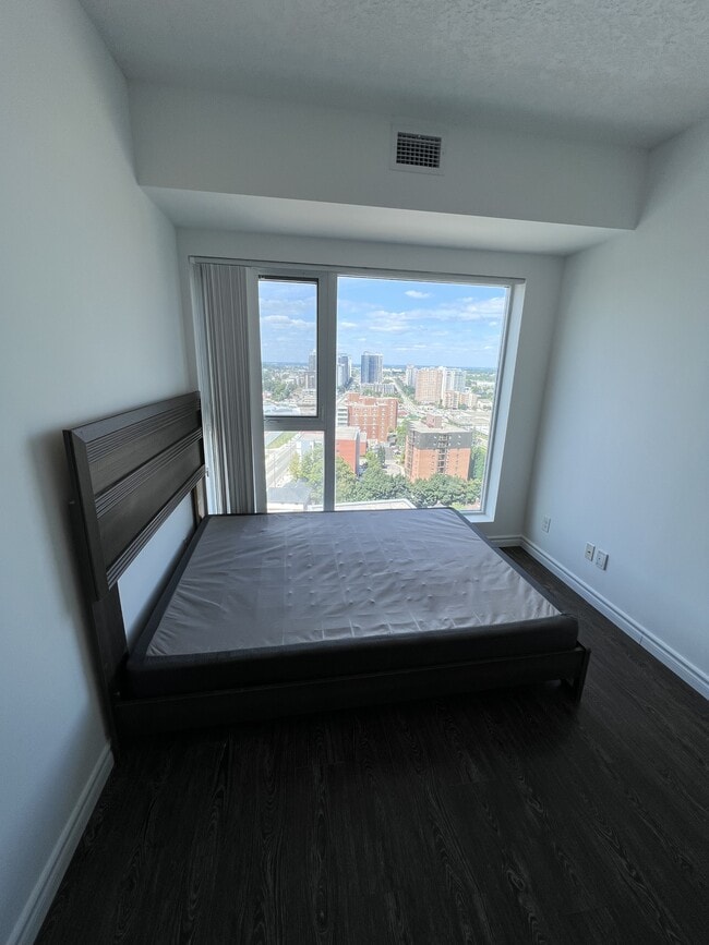 Photo - 158-1158 King St N