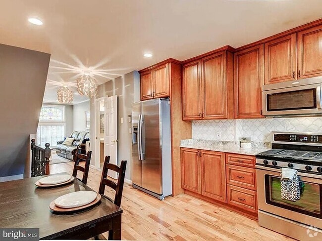 Building Photo - 645 S Curley St Rental