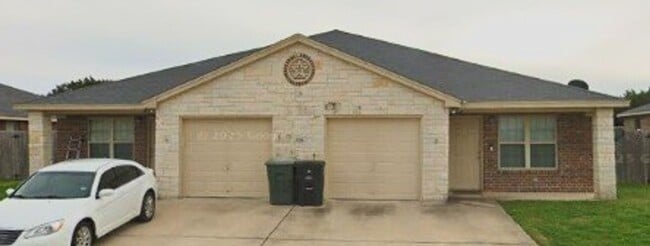 Building Photo - 4504 Cambridge Dr Unit 4504 B Cambridge