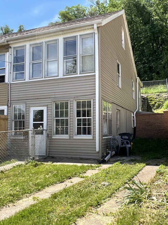 Photo - 943 High Bluff St