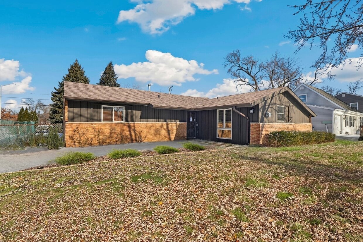 Photo - 159 Queenswood Rd (Bolingbrook, IL)