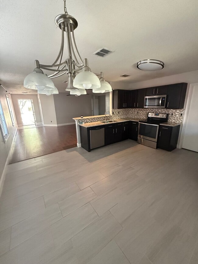 Photo - 4 bedroom nestled in a sought after neighb...
