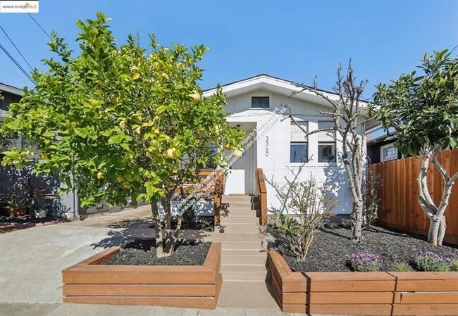 Building Photo - 3360 Arizona St