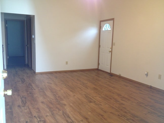 Living Room Pic 2 - 522 Pepperhill Ct