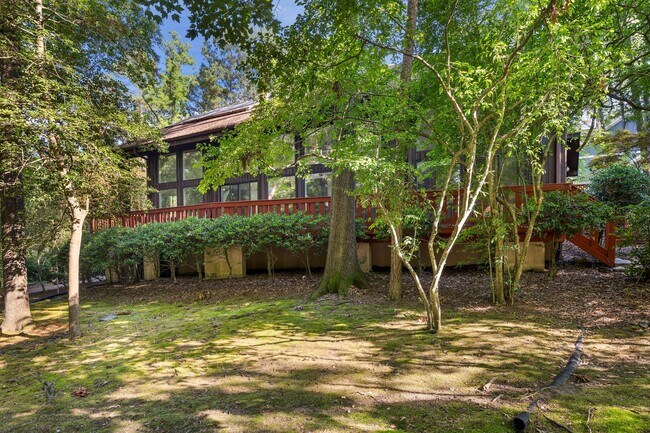 Amazing 4 bedroom 3.5 bath home in the hea...