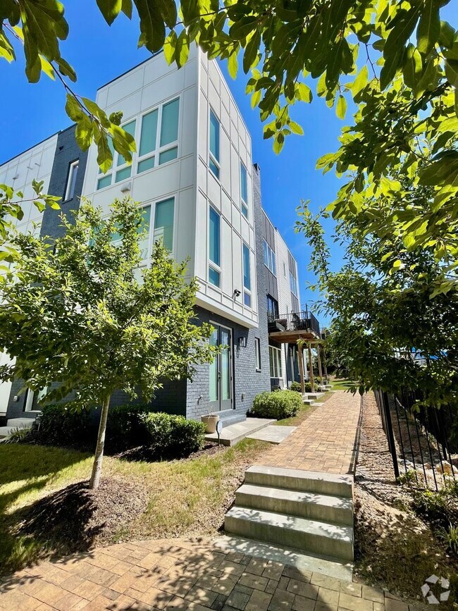 Building Photo - End-unit townhome in Westside Atlanta