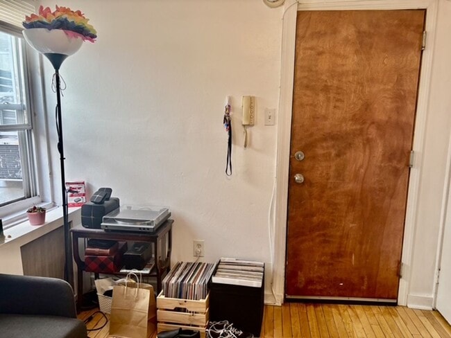 Photo - 1930 Bainbridge St Unidad 1R