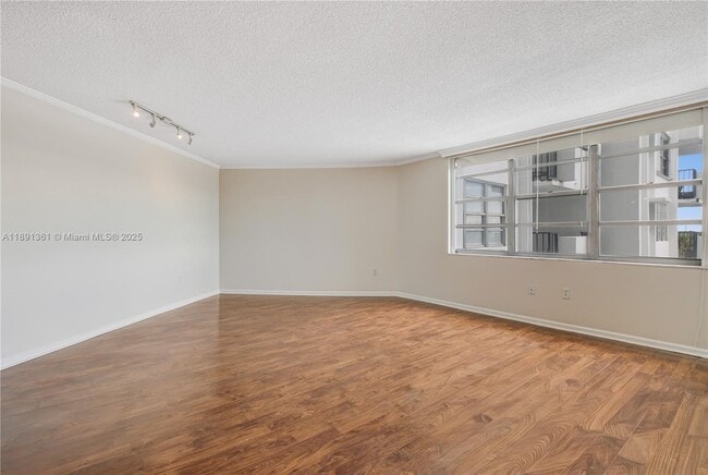 Photo - 2750 NE 183rd St Unidad 607