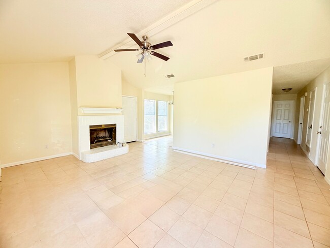 Photo - 323 Moss Hill Dr