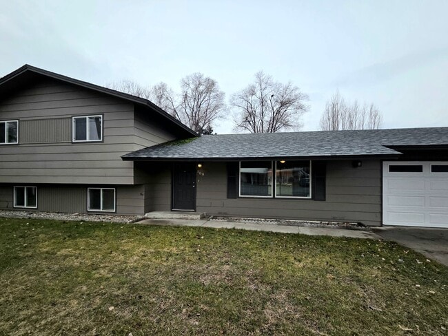 Building Photo - **Charming 3 Bedroom + Bonus, 2.5 Bath House for Rent in Desirable East Wenatchee**