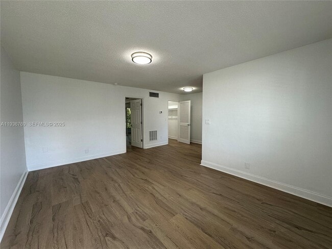 Building Photo - 110 NE 19th Ave Unit 14