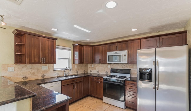 Building Photo - 410 E Waverly St