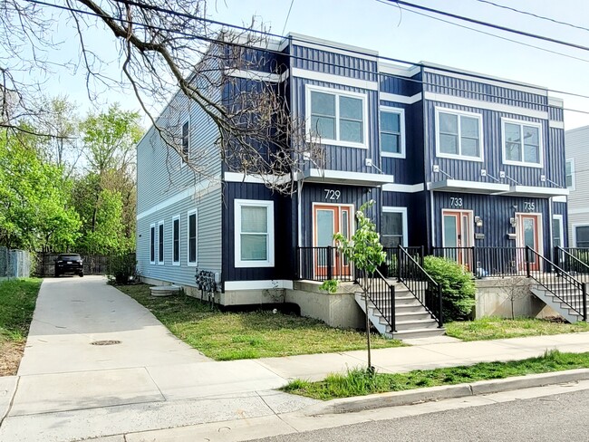 Building Photo - 729 Bates St SE