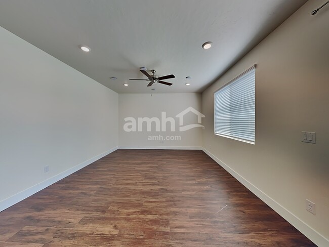 Photo - 955 Moorside Ave