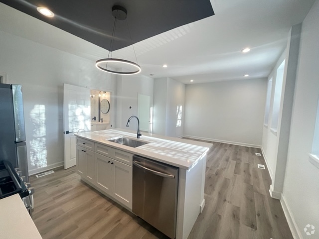 Building Photo - 651 N Paulina St Unit 1S Rental