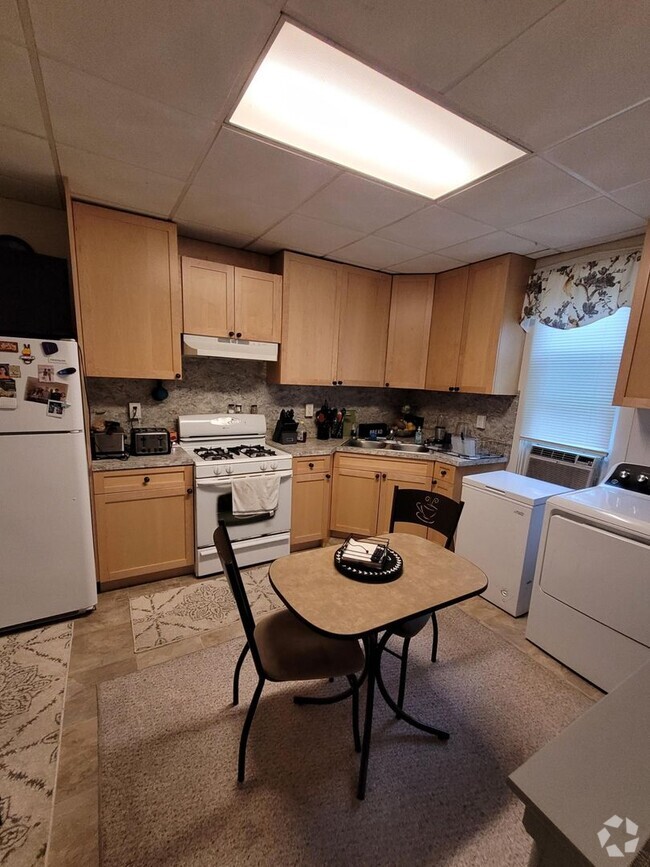 Building Photo - Spacious 3 bedroom 1.5 bathroom Rental