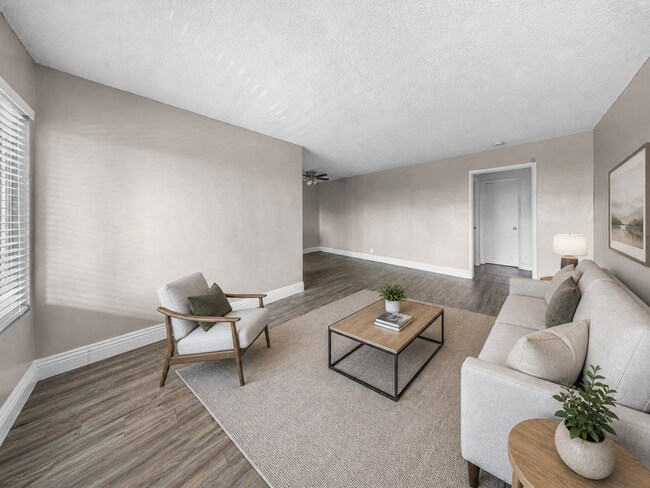 Photo - 405 W 10th St