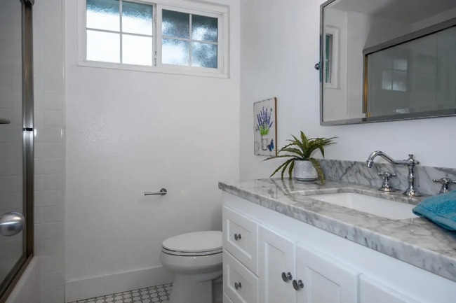 Photo - 340 Jarvis Ct