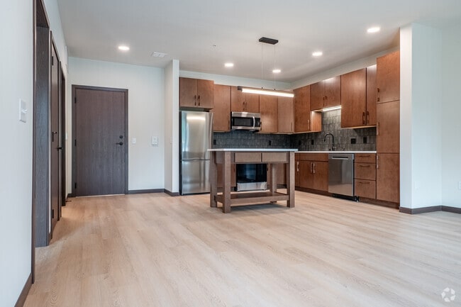 1BR, 1BA - 770SF - Kitchen, Living Room