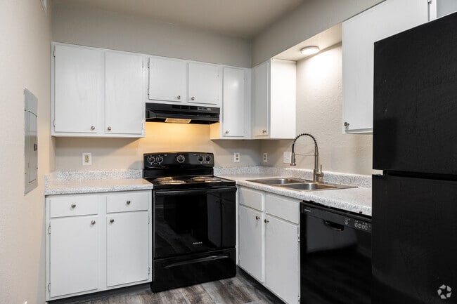 3BR, 2BA - 1,000SF - Kitchen