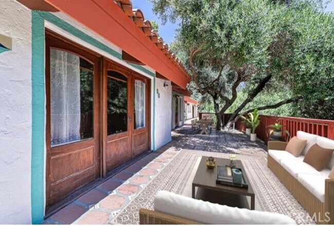 Photo - Escape to Your Own Private Retreat Among the Oaks