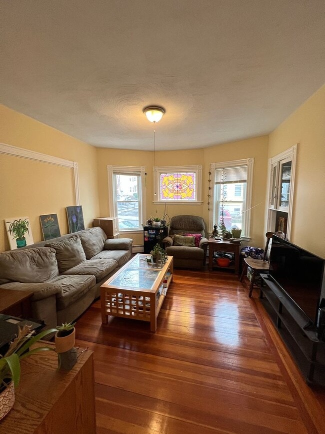 Building Photo - 3 bed/1 bath in Somerville