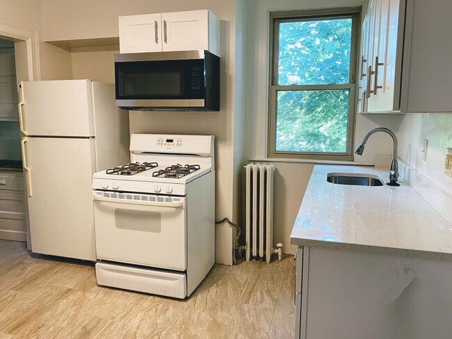 Building Photo - 5542 Fair Oaks St Unit 2nd Floor