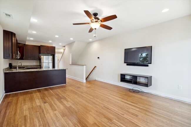 Building Photo - 1832 W Montgomery Ave Unit B