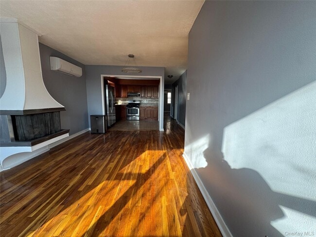 Building Photo - 74-09 85th Rd Unit 2