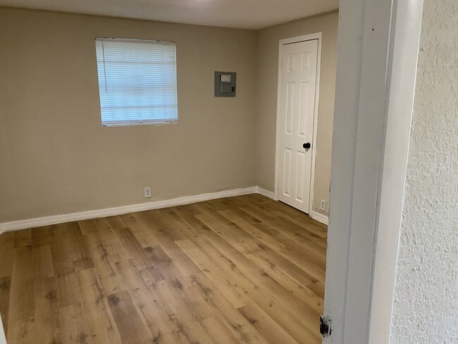 Photo - 1040 Line St