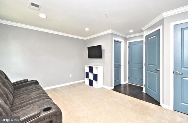 Building Photo - 353 E Hancock St