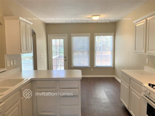 Photo - 925 Evian Dr NW