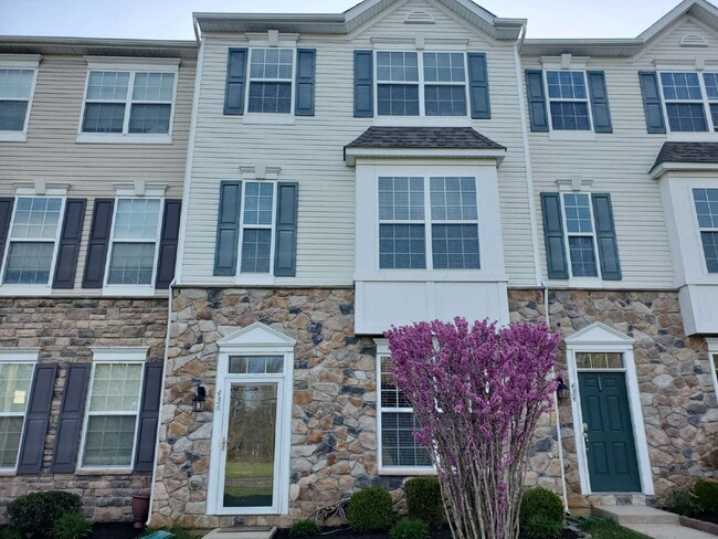 Building Photo - Impeccable 3 Bed / 2.5 Bath Townhome – Packed with Custom Upgrades!
