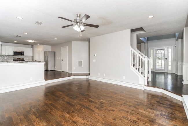 Photo - 665 Tomahawk Pl SW