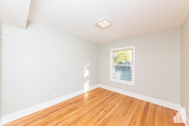 Building Photo - 2 bedroom in Chicago IL 60657 Unit 1 Rental