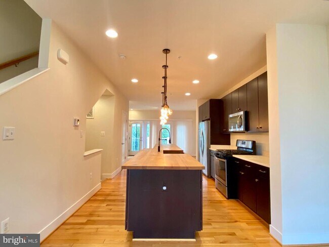 Photo - 924 King Farm Blvd