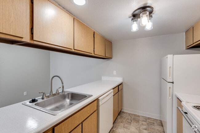 1BR, 1BA - 708 SF