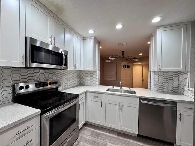 Building Photo - 6901 Stagecoach Rd Unit Nathan Moniz Rental
