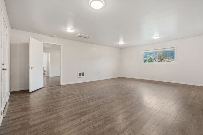 Photo - 1037 SW Cascade Ave