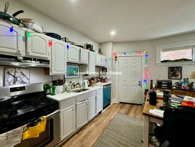 Building Photo - 692 Columbia Rd Unit 1 Rental