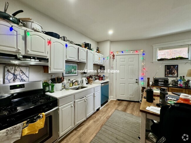 Building Photo - 692 Columbia Rd Unit 1 Rental