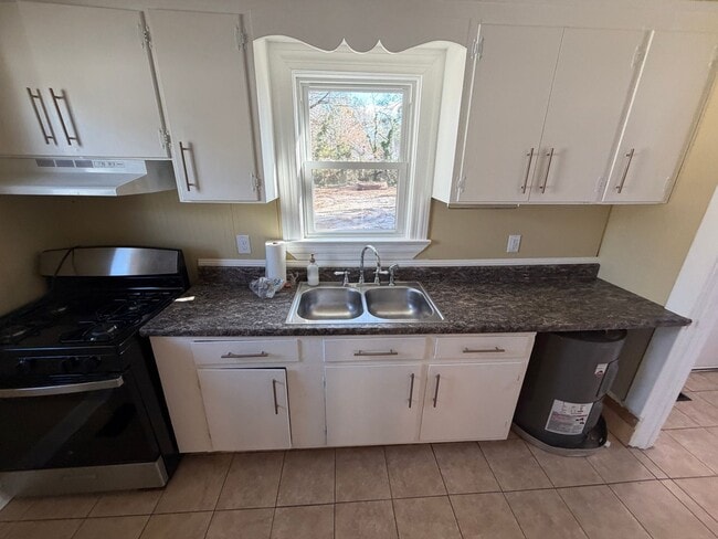 Photo - 2 Bedroom Brick House, Covered Porch, Hardwood floors, Central HVAC